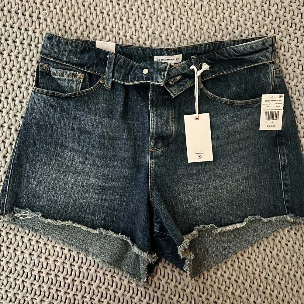 Good American Fold Over Cut-Off Short - Picture 4 of 12